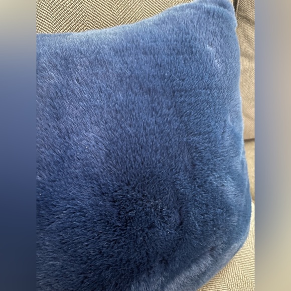 Hallmart Collectibles 18" Square Faux Fur Decorative Pillow Blue cover - Picture 6 of 12